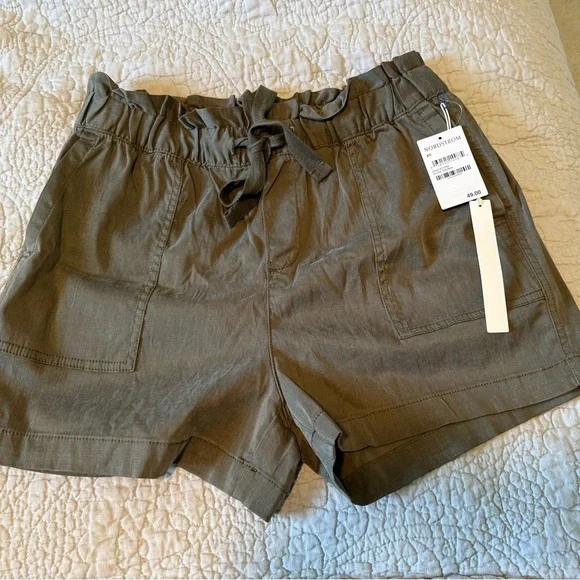 NWT Caslon Khaki Women Shorts - Picture 1 of 4
